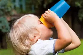 网上十几块的塑料杯，敢给娃用吗？儿童水杯是不是越贵越安全？图片