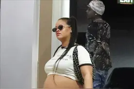 富婆蕾哈娜还没生呢？牛仔裤快勒不住孕肚，拉链扣子完全系不上图片