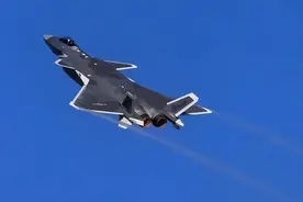 100%自研！J-20装上中国心，成全球最强五代机，美媒：巨大威胁。图片