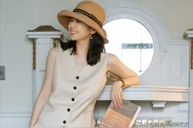 穿T恤、衬衫都别在塞裤腰了，瞧三木母女这样穿，气质高级又显瘦图片