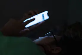 睡前刷8分钟手机，身体兴奋1小时图片