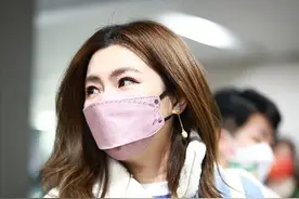 Selina恋爱后首次走机场，40岁大方扮嫩超开心，手上疤痕却抢镜图片