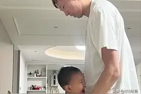 三胎老爸!周琦回青岛探亲辅导大儿子功课,给小儿子剪指甲一脸慈祥图片