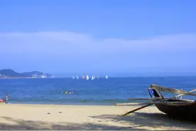 福建最美海岛之一！岛上有块千年奇石，风吹石动却不倒图片