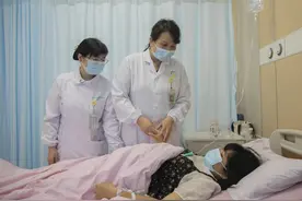 30周三胎妈妈横位破水，胎儿胳膊掉进产道！医护26分钟娩出胎儿图片