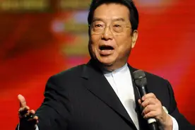 曝梦鸽带李天一移民美国，84岁李双江在国内挣钱，商演照单全收图片