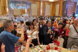 山东夫妻参加婚宴随礼200，却喝光2瓶茅台，席间还抱怨主人家小气图片