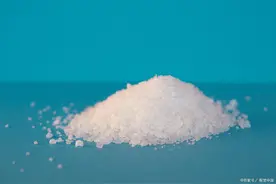 片碱的作用与用途、片碱是危险品吗？片碱生产厂家多少钱一吨图片
