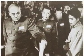 彭总视察哈军工，晚饭时看到一学员，责问陈赓：他有什么资格坐这图片