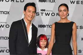 吴彦祖一家三口亮相，妻子瘦过头太男相，女儿正脸曝光太混血了图片