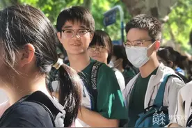 高考第二天：家长主打绿色服装 寓意“一路绿灯”图片