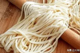 做手擀面，和面别只会加水，教你秘制做法，爽滑筋道营养高，真香图片