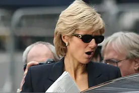 信条女主新剧造型太绝，戴墨镜气场全开，身高1米9腿就是长图片