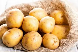 土豆别炒着吃，老奶奶教我这样做，口感脆嫩很美味，年轻人没吃过图片