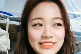 女子地铁偶遇高中时暗恋的初恋，仅凭一双眼认出对方：再见仍心动图片