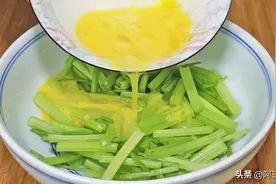 芹菜怎么做才好吃？大厨教你一招，淋2个鸡蛋，营养鲜香又下饭图片