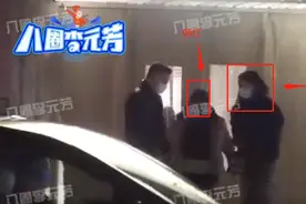 韩红那英聚餐被偷拍！穿着臃肿大衣十分显壮，两人站街边紧紧相拥图片
