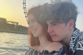 太甜了！17岁莎莎谈恋爱，连发3条动态高调官宣恋情，央视送祝福图片