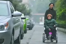 成都一保姆照顾雇主44年，79岁退休后，雇主6个儿女把她当亲妈养图片