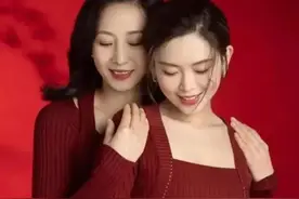 母女温馨合拍，粉丝直呼姐妹同框。友友们说是妈妈美还是女儿美呢图片