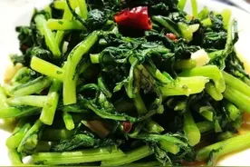 素炒茼蒿的简单做法，脆嫩爽口，蒜香味浓郁，实在是太下饭了图片