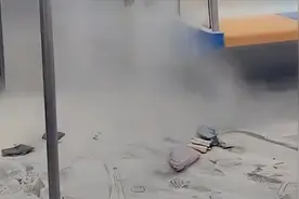 北京地铁一女子充电宝突然爆炸，现场烟雾弥漫图片