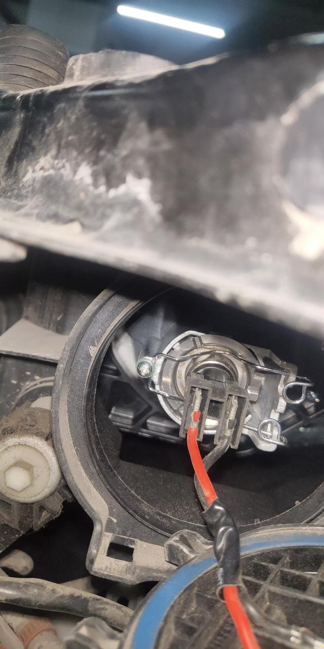 比亚迪速锐维修近光灯，换近光灯泡