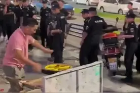 街头卖瓜大叔遇城管巡查把车掀翻，城管队员吓傻眼了图片