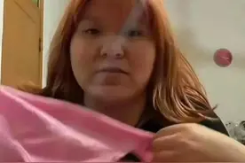 女网红靠装疯卖傻秀下限来博眼球 直播时候上厕所 网友：太没下限图片