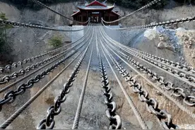 泸定桥是如何修建的？40吨的13根铁索，在清朝是怎么搭上去的？图片