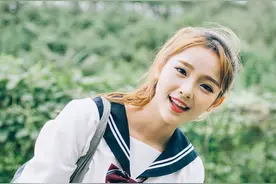 开学第一天排座位，我前桌是校草，后桌是校霸，同桌是校花图片