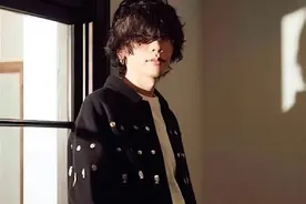 米津玄师出道11年首度露全脸！刘海掰开，网友惊“认不出”传整型图片