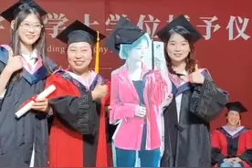 女生无法参加毕业典礼被举人形牌出场，当事人：不想让她有遗憾图片