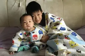 山东42岁刘先生坦言，生了三个儿子，生活质量下降，今后困难重重图片