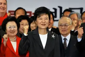 送两任总统进监狱，硬刚财阀，文在寅能摆脱青瓦台魔咒吗？图片