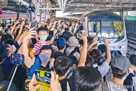 港铁近日迎来两件大事，大批市民赶去打卡丨 香港一日图片