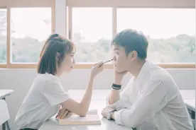 学校产子把婴儿装进塑料袋事件，学校给予回应，生理教育不容忽视图片