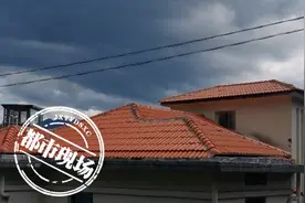 吉安井冈山：屋顶加盖琉璃瓦之后 居民提心吊胆图片