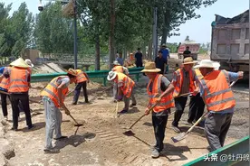 高温下，他们用汗水浇灌美丽乡村图片