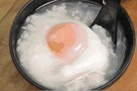 一碗醪糟荷包蛋，寒冬里的温暖早餐图片