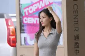 既然能接受“脚蹬裤外穿”，为什么要诋毁如今的“瑜伽裤外穿”图片