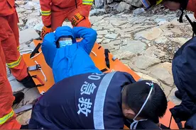 踩到结冰处滑倒致小腿骨折 男子登大黑山摔伤被困图片