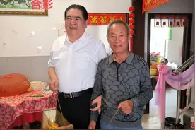 江苏某董事长探望姜萍父亲，送了酒又给5000块钱，网友认为不该收图片