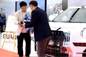 苏炳添喜提SU7后，又成极氪车主，小米高管：国产车都不错图片