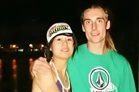 08年广西女孩因车祸瘫痪，美国男友一天打四份工凑钱，结局如何？图片