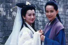 杭州雷峰塔下压着白娘子是传说，倒塌后露出无价之宝还有一条蜈蚣图片