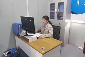 不得了！小女子一人扛起一个家图片