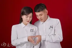 女子截下表白失败帅哥的花，如今两人已领证结婚！图片