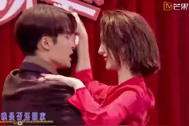 隔着屏风接吻、跳舞甩出鞋垫，何炅、李雪琴这节目太搞笑了图片