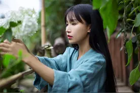 网红严素穿超短裙洗衣服，弯腰下蹲不忘打码处理，网友：建议封杀图片